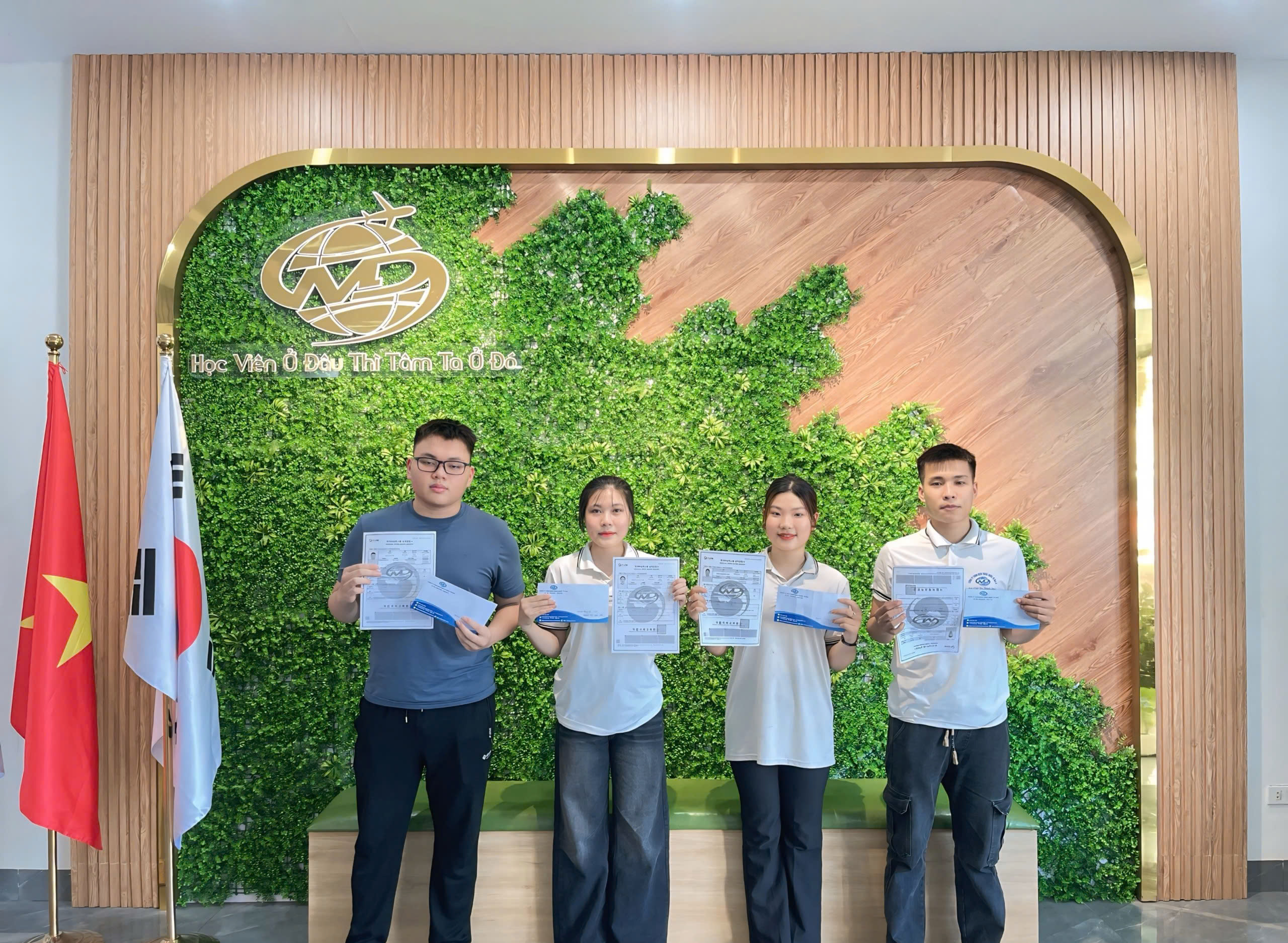 Vinh danh và trao thưởng 4 học viên đạt thành tích cao nhất kỳ thi TOPIK 99