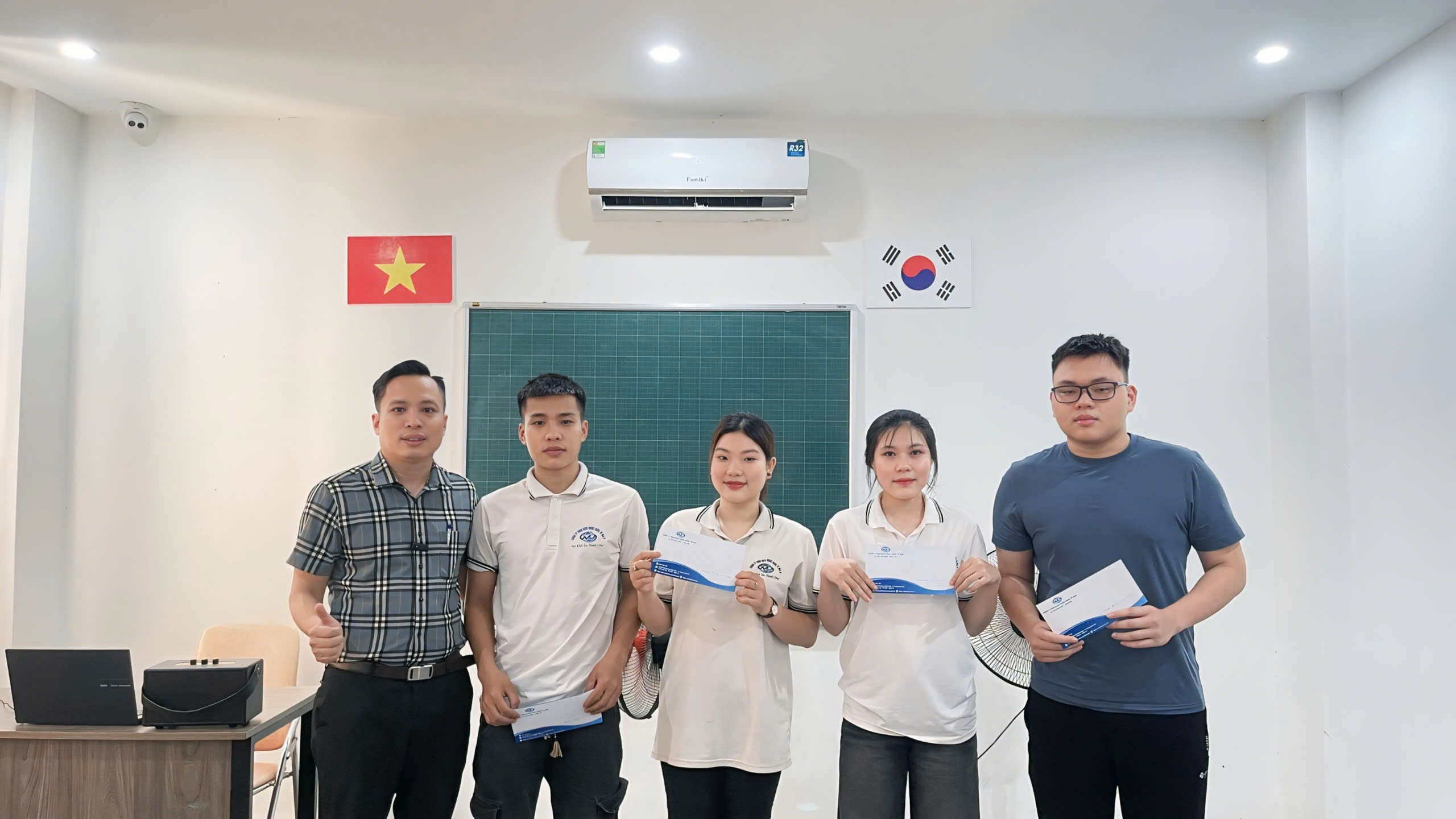 Trung tâm du học M&Đ trao thưởng học viên đạt kết quả cao kỳ thi Topik 99